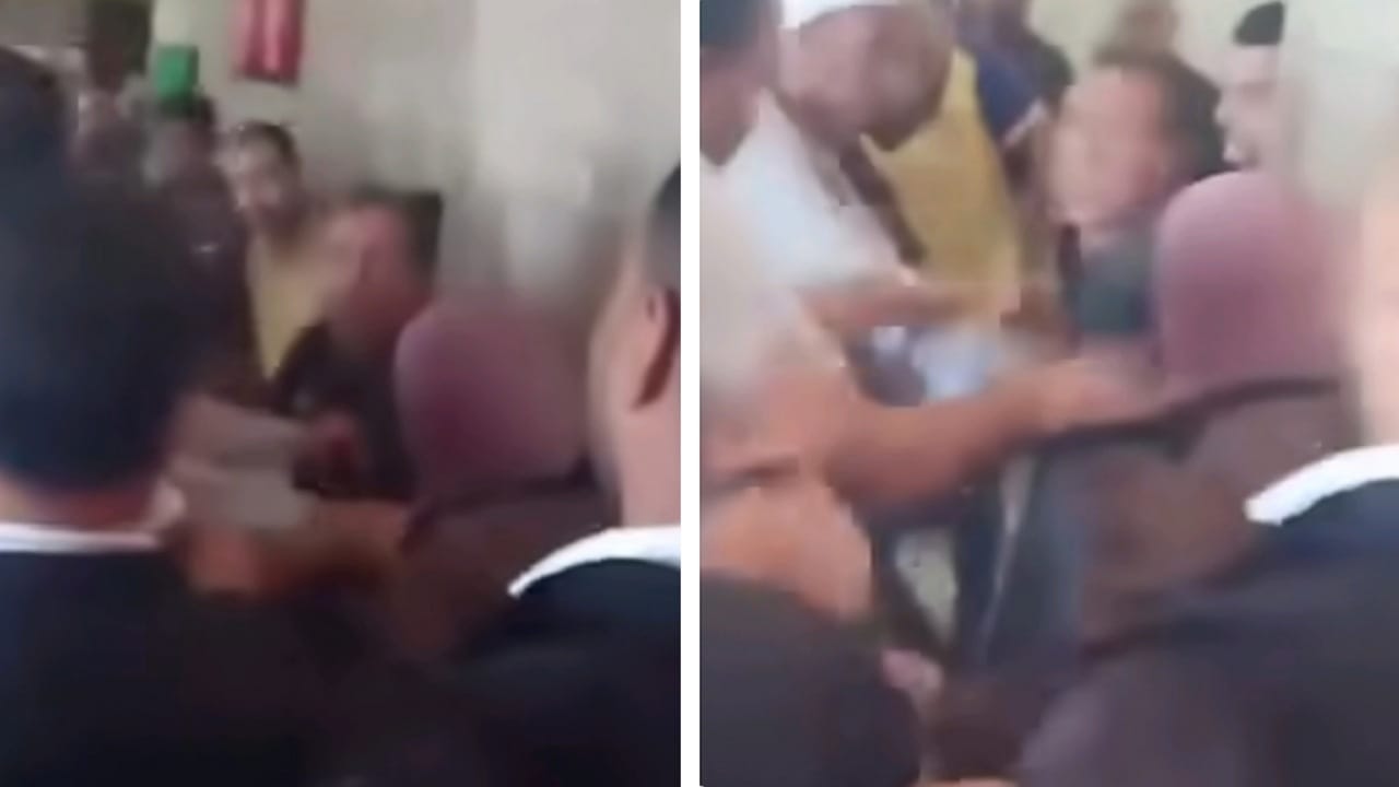 مشهد صادم لمصري يطعن زوجته داخل المحكمة بسبب دعوى خلع .. فيديو