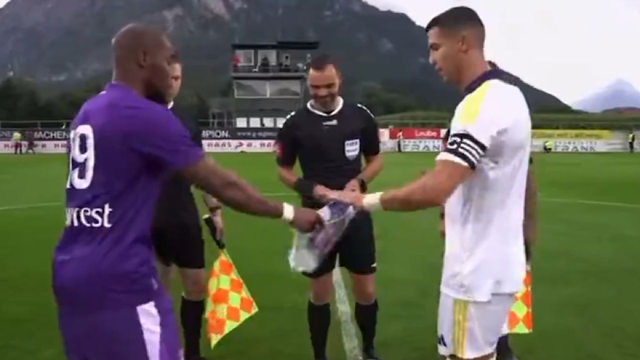 موقف محرج لرونالدو مع نظيره بتولوز الفرنسي ..فيديو