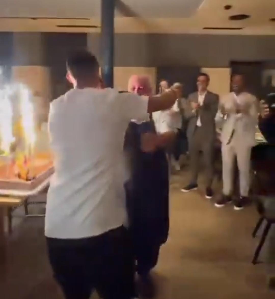 احتفال مفاجئ من رونالدو بطباخ النصر يشعل مواقع التواصل .. فيديو