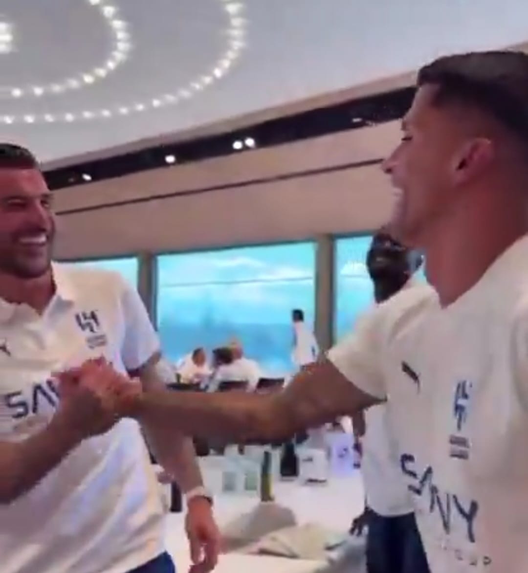 كانسيلو يرد بابتسامة بعد تعريف البليهي بـثيو هيرنانديز .. فيديو