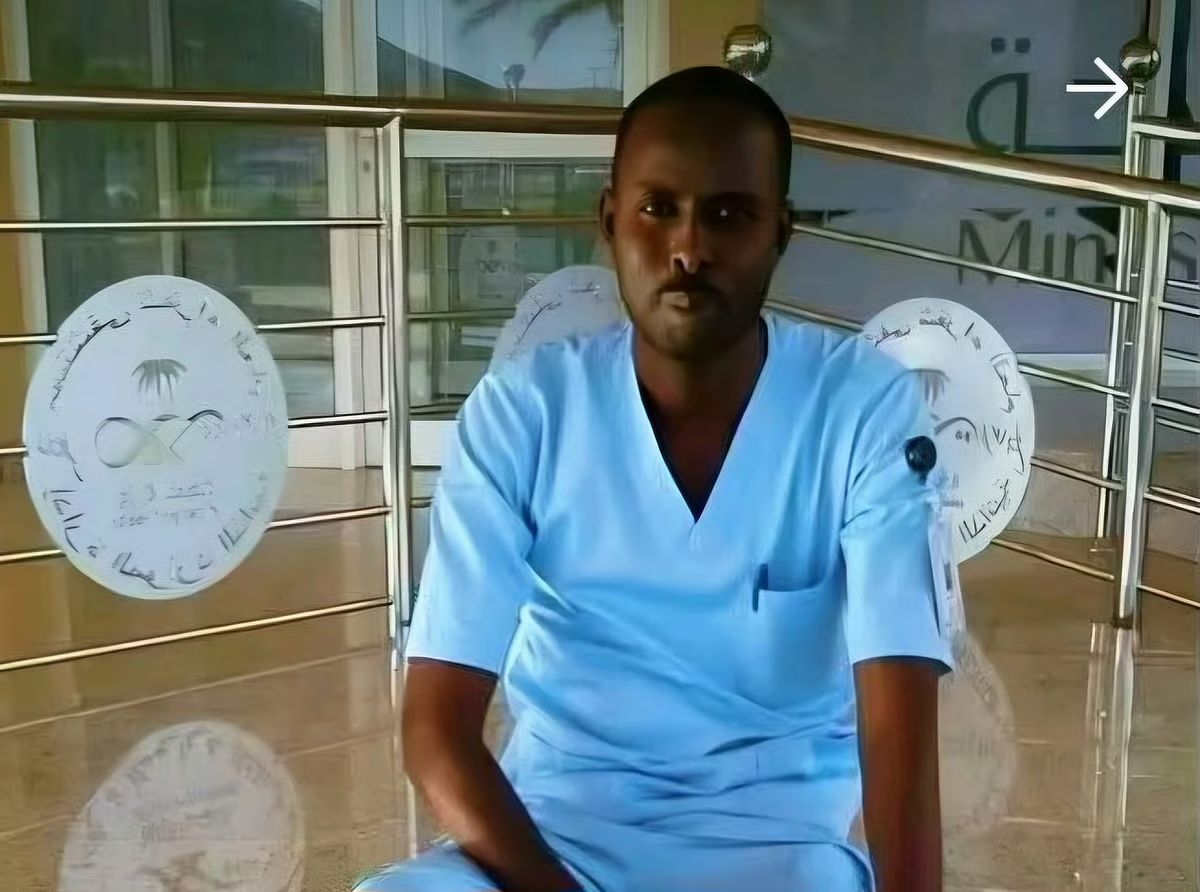 وفاة طبيب وزوجته اختناقا داخل مركبتهما أثناء انتظار وجبة طعام في الرياض