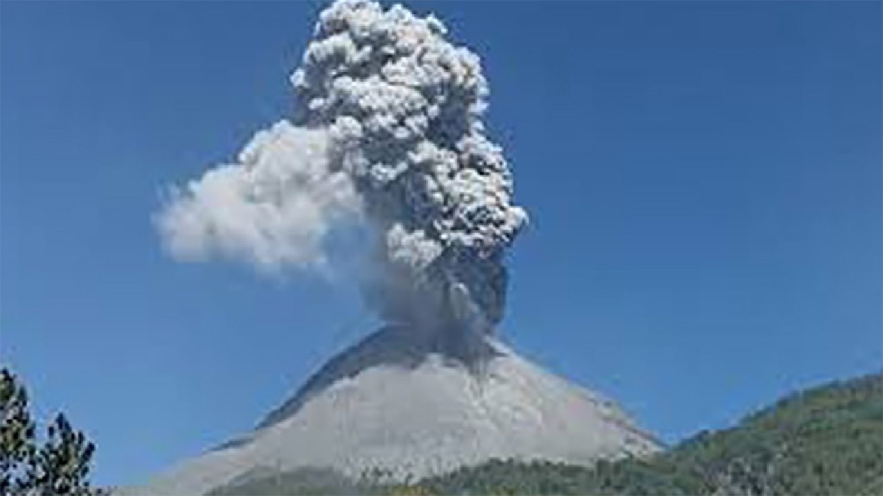 ثوران جديد لبركان ليووتوبي لاكي لاكي في إندونيسيا .. فيديو