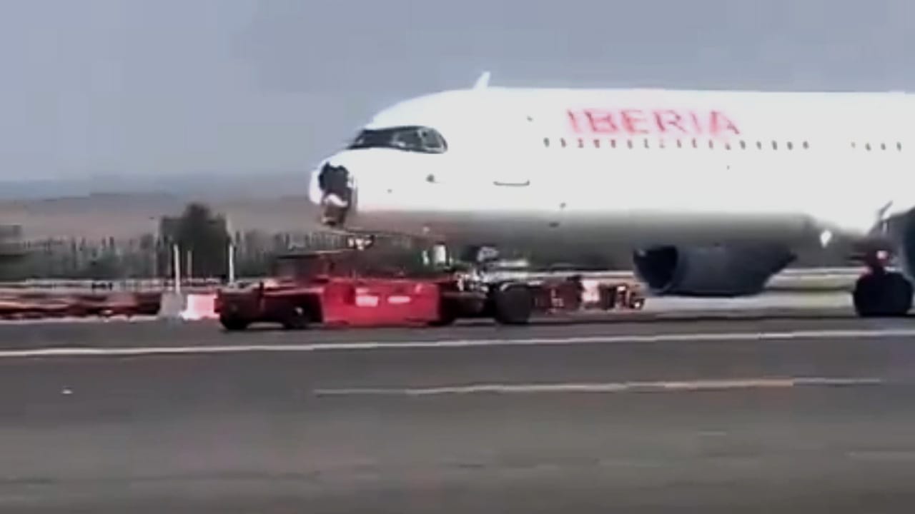 إيبيريا تعيد أحدث طائراتها إلى المدرج بعد حادث تصادم مفاجئ .. فيديو