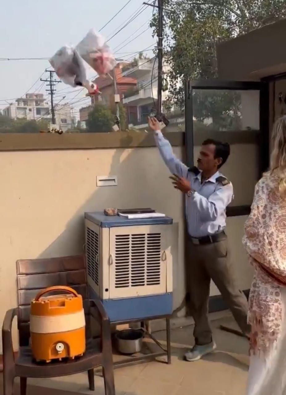 سائحة توثق مشهدا لحارس يتخلص من القمامة بطريقة صادمة .. فيديو