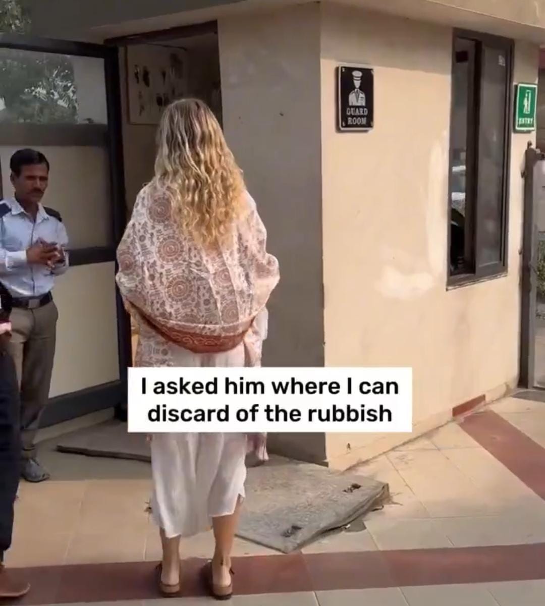 سائحة توثق مشهدا لحارس يتخلص من القمامة بطريقة صادمة .. فيديو