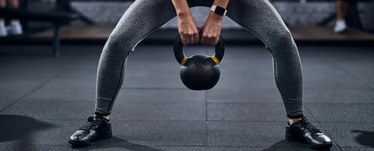 خبراء يحذرون: تحدي الكيتل بيل الشهير لا يناسب الجميع