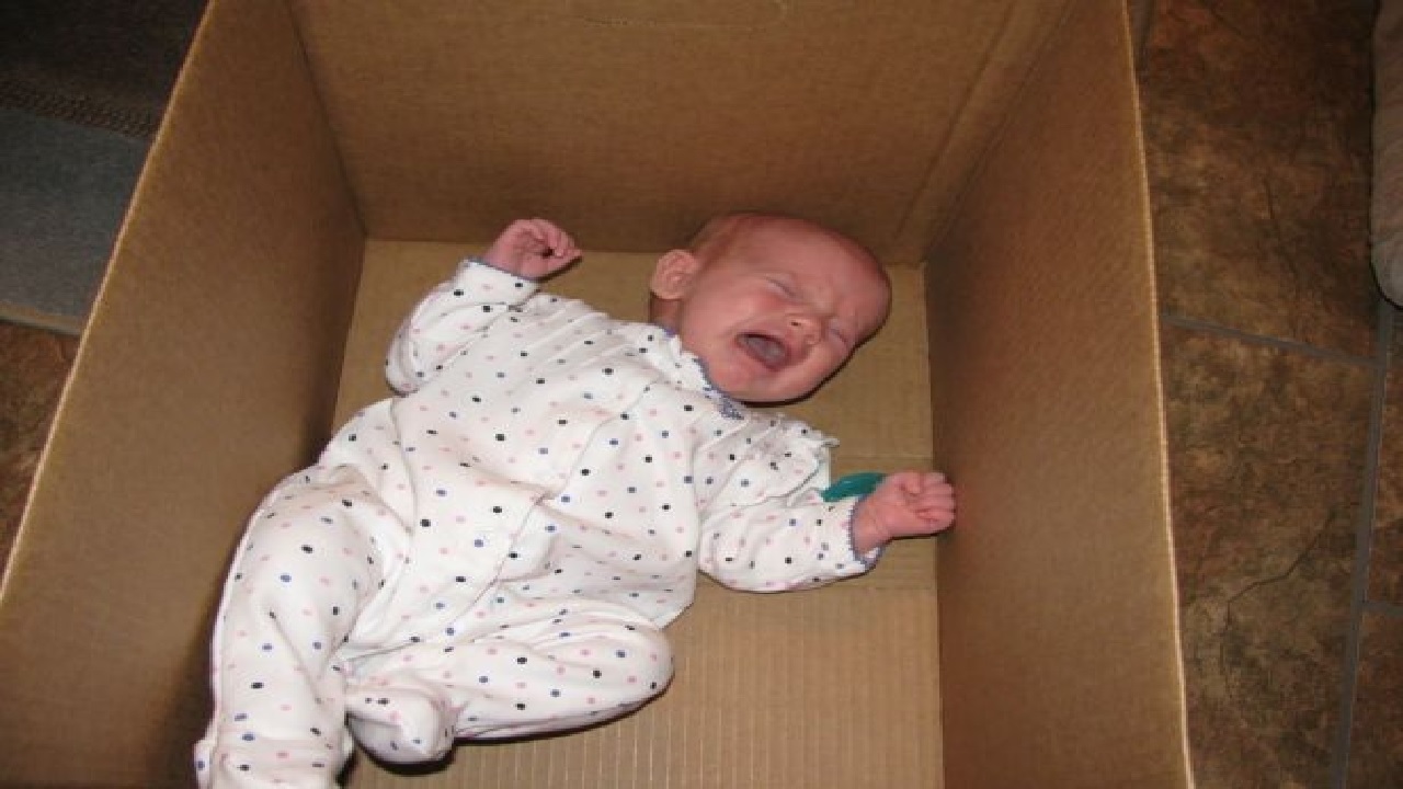 العثور على رضيع أمام مسجد يكشف فضيحة زوجين