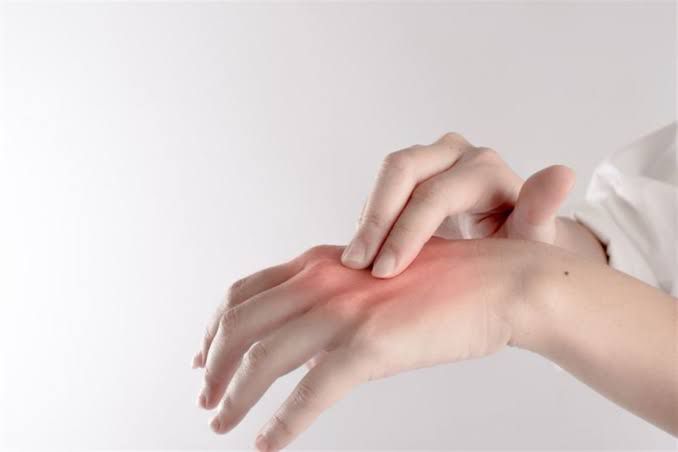 الكشف عن أبرز أسباب انتفاخ اليدين عند الاستيقاظ