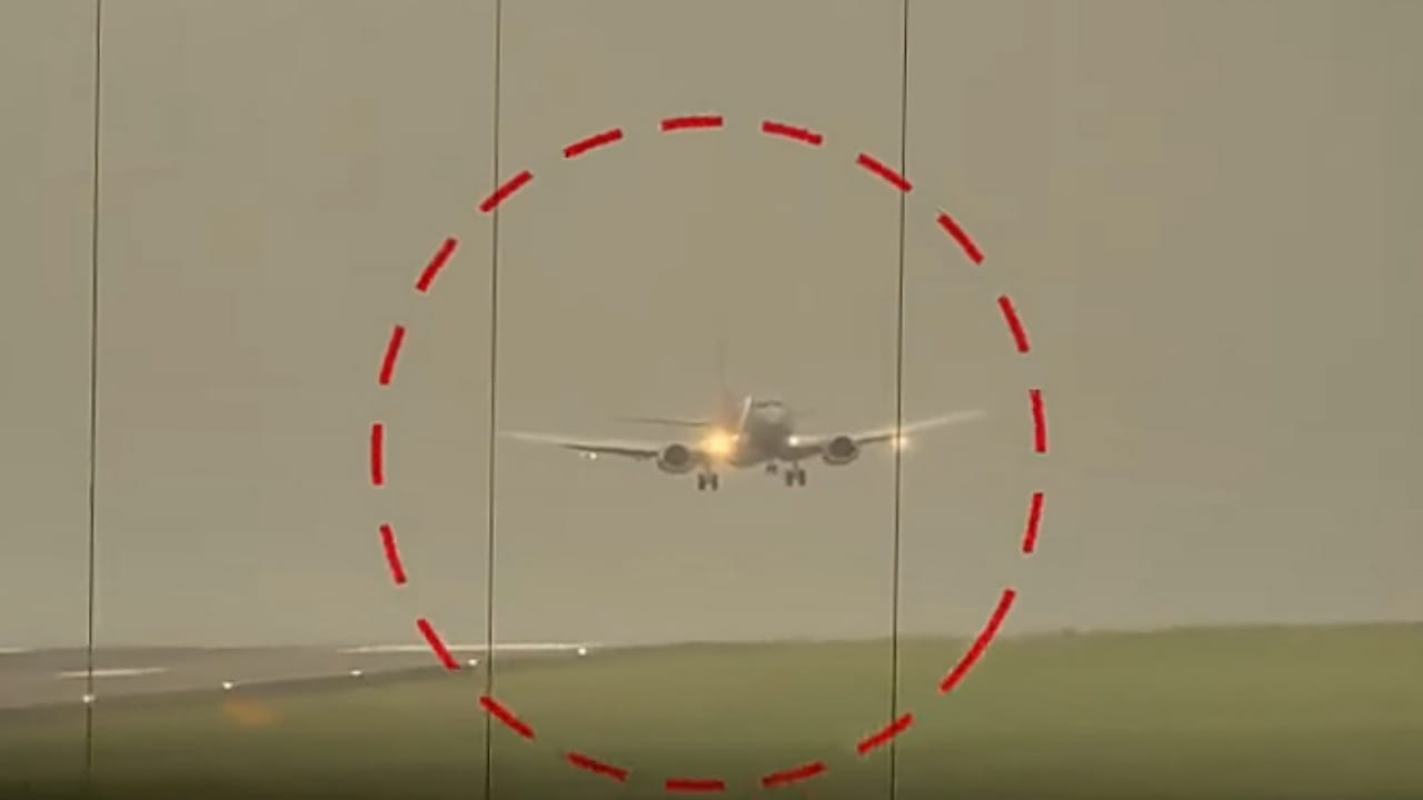 هبوط خطير لطائرة في مطار ليدز وسط رياح عاصفة .. فيديو
