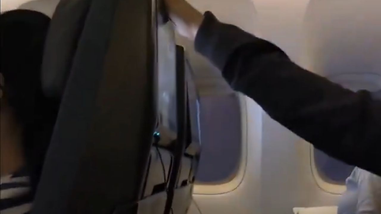 ركاب طائرة يُحتجزون داخلها 28 ساعة بسبب الأحوال الجوية. فيديو