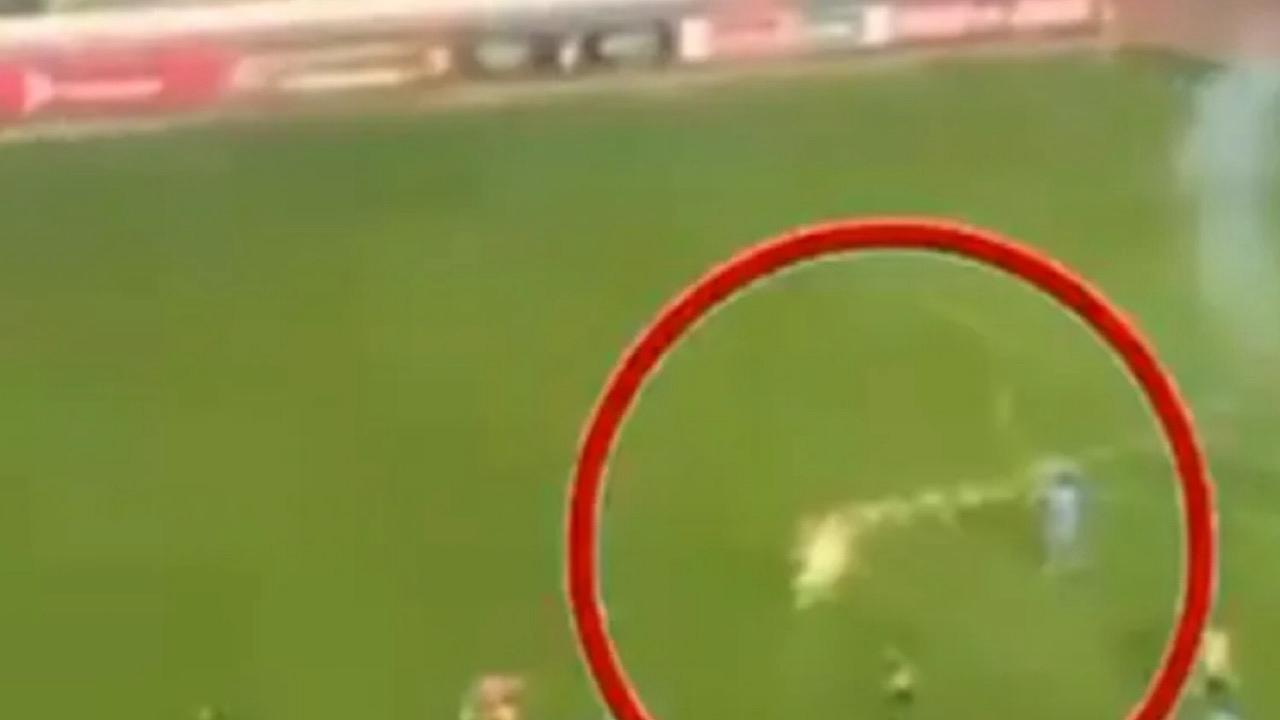 إصابة لاعب بمفرقعات نارية أثناء الاحتفال بالفوز..فيديو