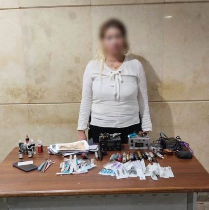 القبض على صانعة محتوى مصرية بتهمة رسم أوشام خادشة
