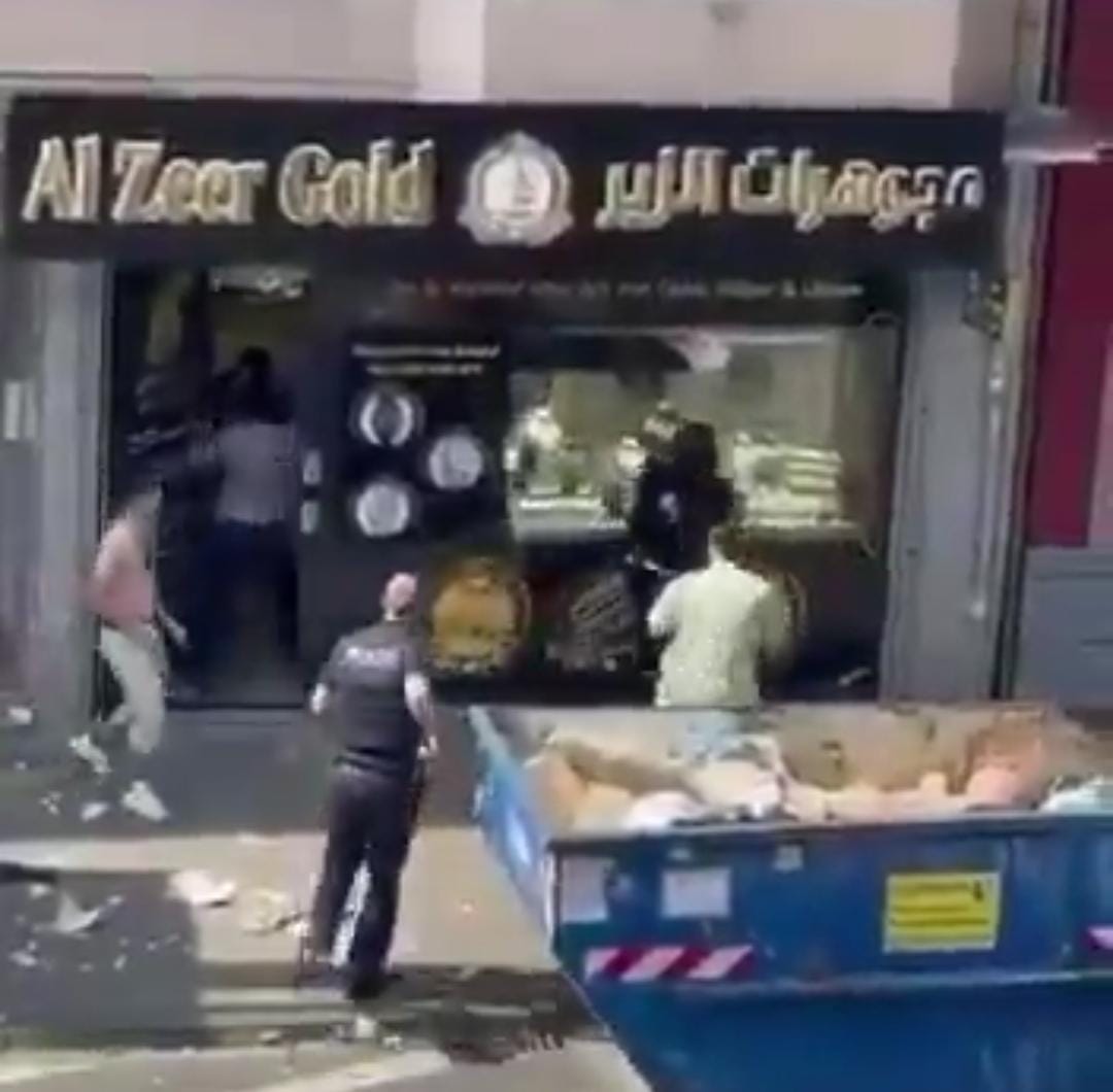 سوريون يطيحون بلص مسلح ويساعدون الشرطة في ألمانيا .. فيديو