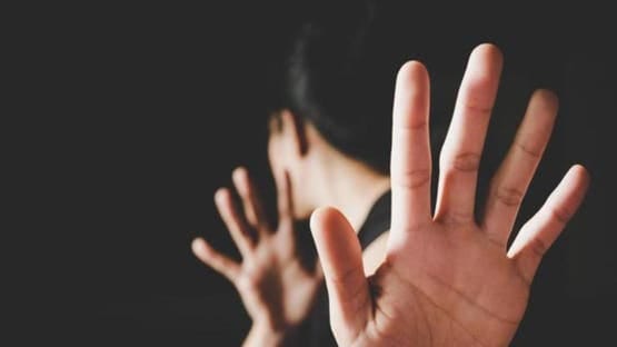 عامل يتحرش بموظفة داخل مصعد في مول شهير