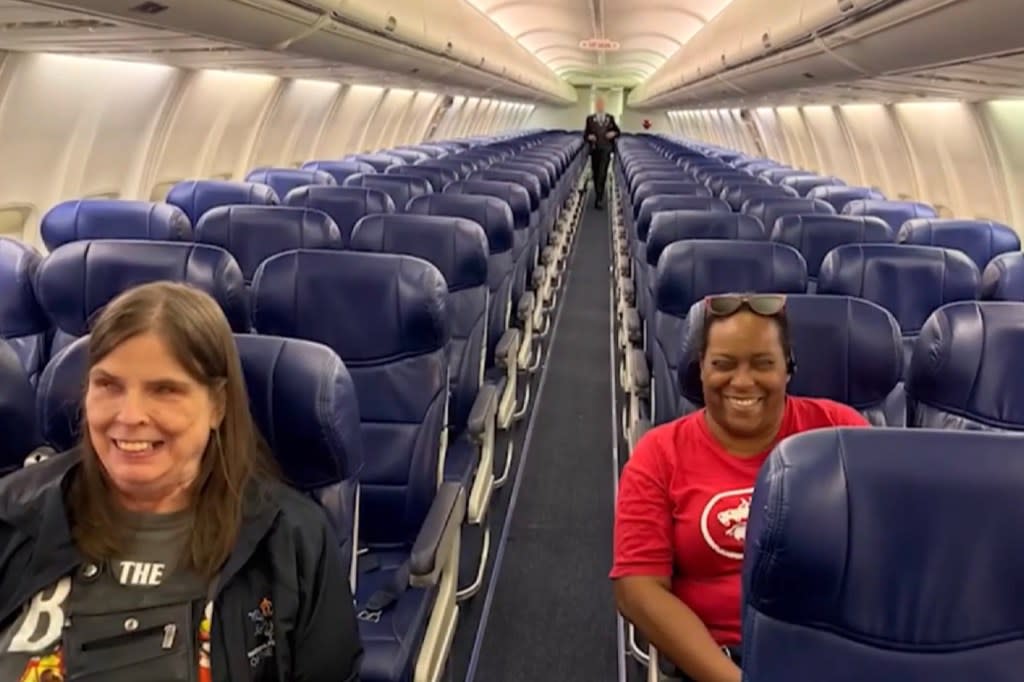 واقعة غريبة: شركة طيران أمريكية تنسى راكبتين كفيفتين في المطار