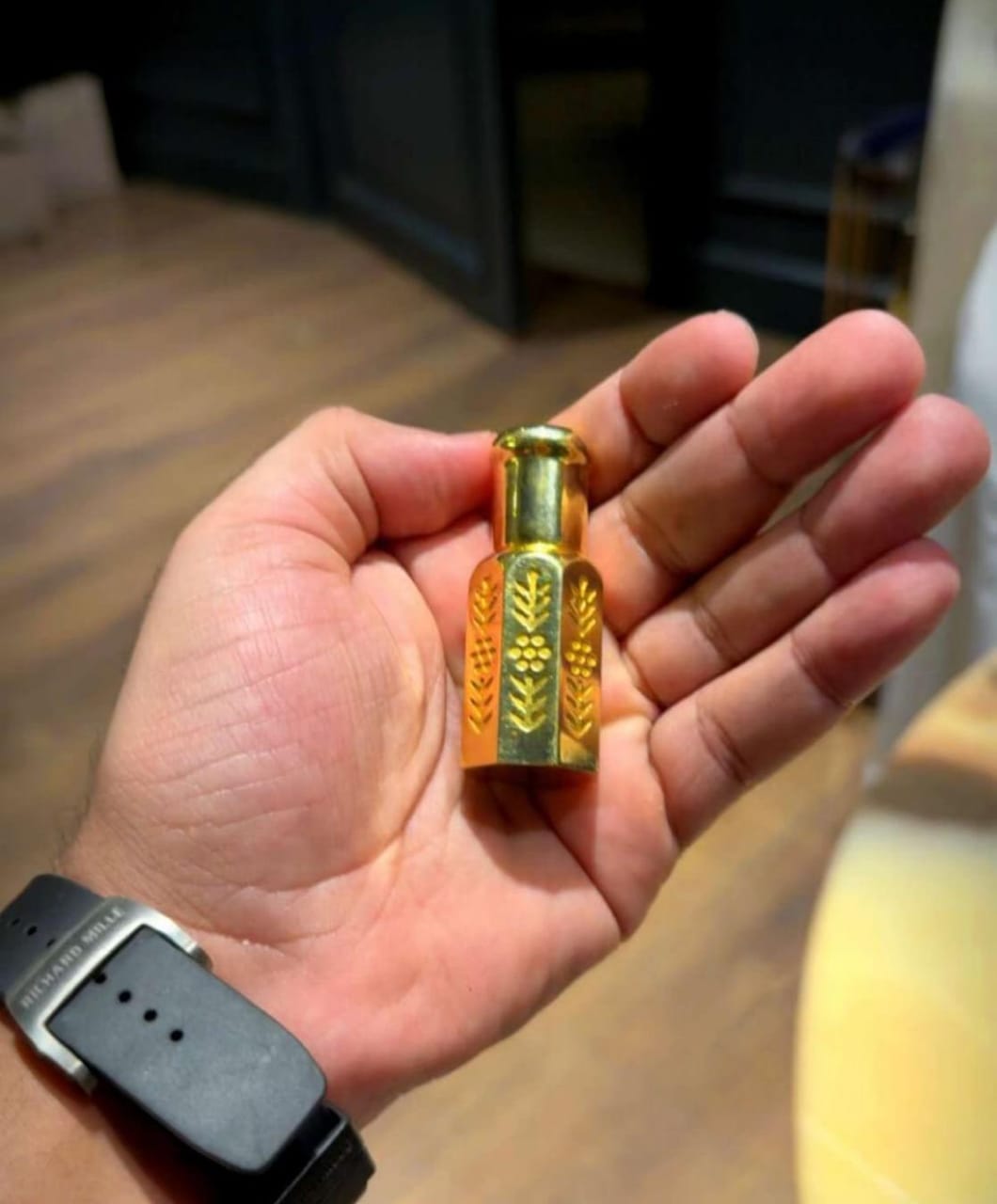 دخون الإماراتية تكافئ أول عملائها بهدية فاخرة من الذهب .. فيديو