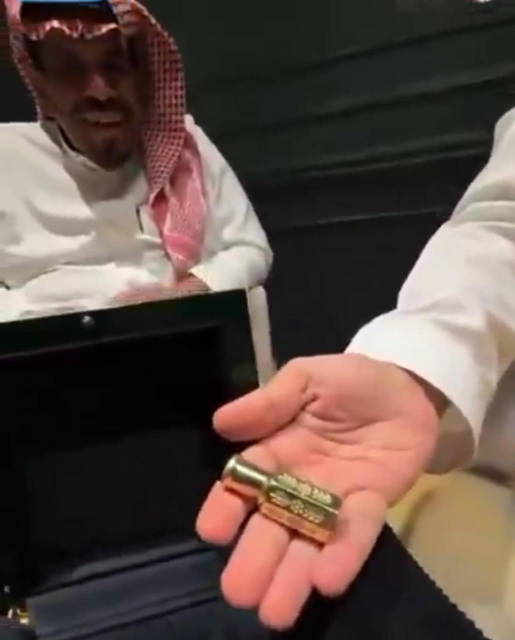 دخون الإماراتية تكافئ أول عملائها بهدية فاخرة من الذهب .. فيديو