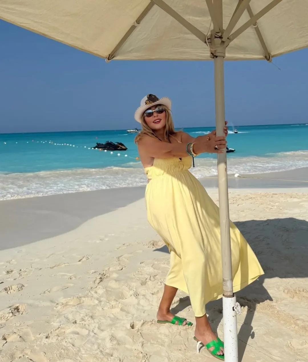 نادية الجندي تشعل مواقع التواصل بإطلالة شبابية على البحر .. صور