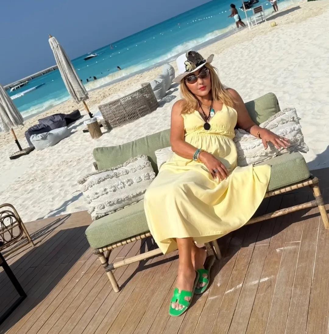 نادية الجندي تشعل مواقع التواصل بإطلالة شبابية على البحر .. صور