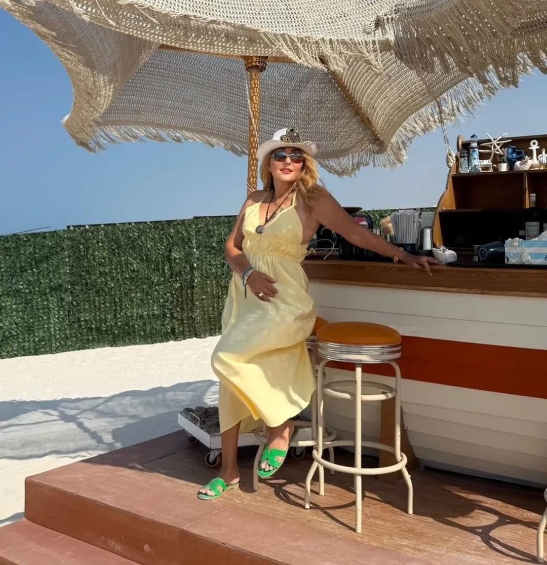 نادية الجندي تشعل مواقع التواصل بإطلالة شبابية على البحر .. صور