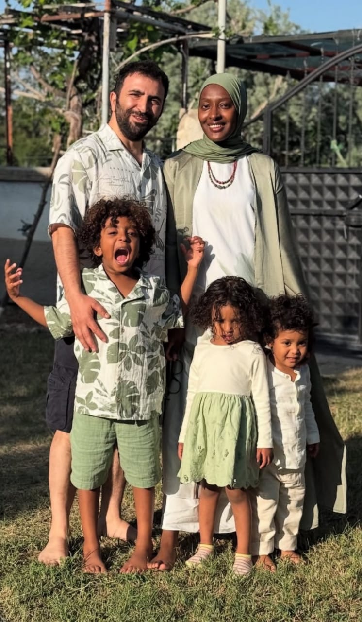 كاميرونية متزوجة من تركي تبكي بحرقة بعد تعرضها للتنمر .. فيديو