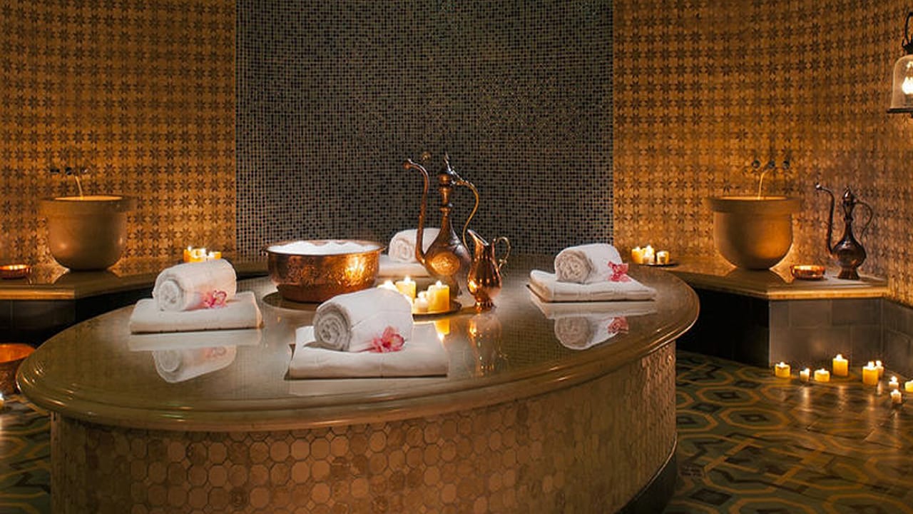 استشاري جلدية يحذر من استخدام الحمام المغربي لإزالة الجلد الميت .. فيديو