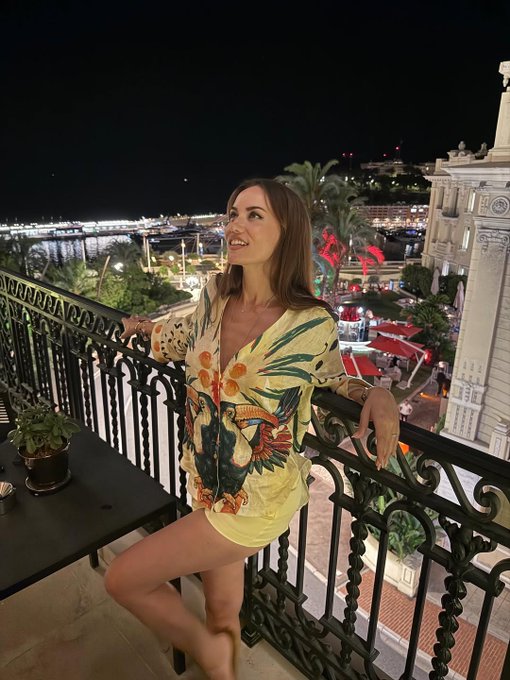 بإطلالات صيفية مع عائلتها: فهرية أفجان تخطف الأنظار من قلب عطلتها .. صور