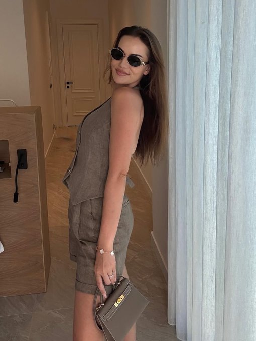 بإطلالات صيفية مع عائلتها: فهرية أفجان تخطف الأنظار من قلب عطلتها .. صور