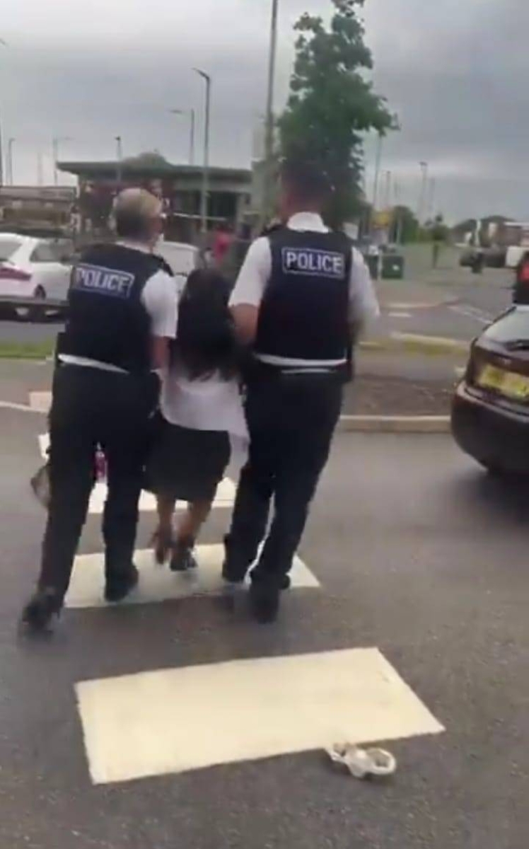 اعتقال مراهقة بريطانية بسبب وجبة من ماكدونالدز .. فيديو