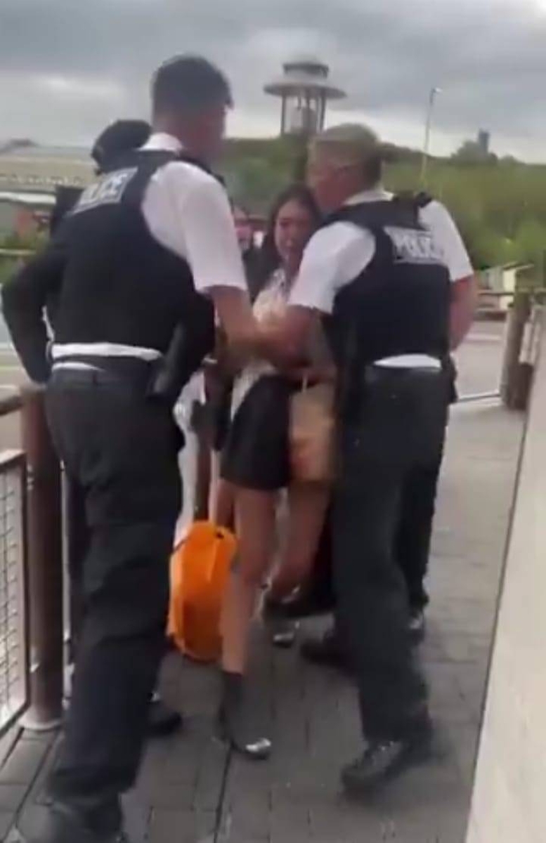 اعتقال مراهقة بريطانية بسبب وجبة من ماكدونالدز .. فيديو