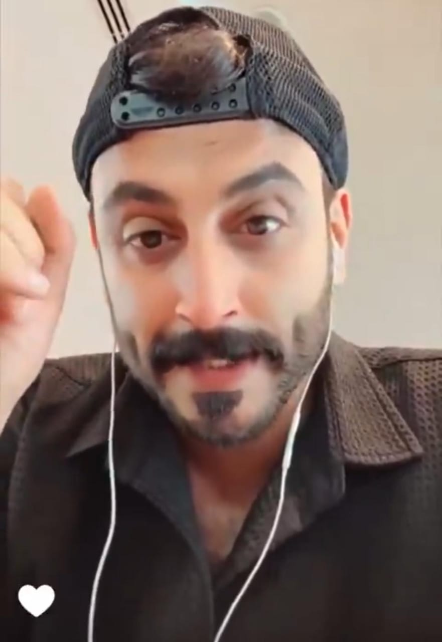 سعيد الزهراني يبكي بعد تعرضه لحادثة سرقة في مصر فيديو