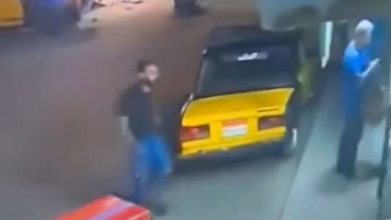 ضبط سائقين قاما بسرقة هاتف محمول من مسن ..فيديو