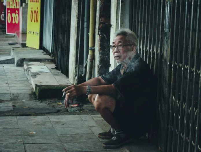 مسن يطلب الطلاق بعد وقوعه في حب فتاة افتراضية بالذكاء الاصطناعي