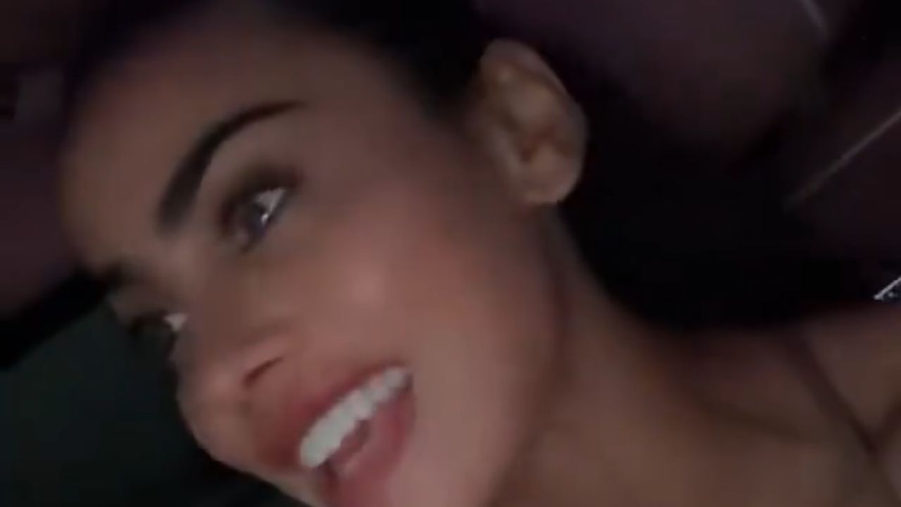 يومي تستعرض هديتها الفاخرة: انظروا لتوقيعي على سيارتي بالخلف ..فيديو