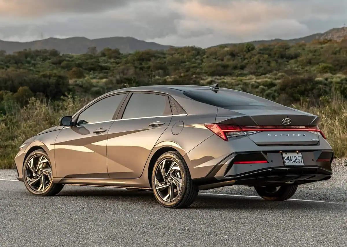 مواصفات وسعر سيارة هيونداي إلنترا 2025