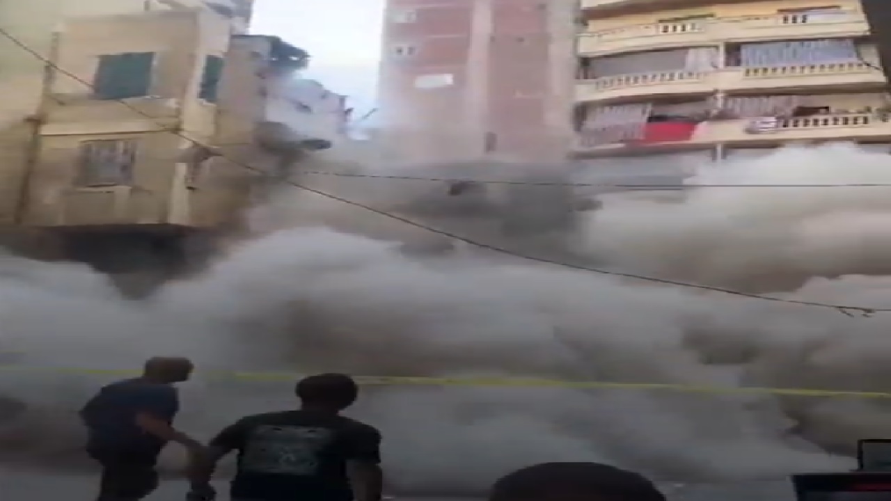 لحظة انهيار عقار قديم بالإسكندرية دون إصابات.. فيديو