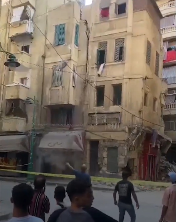 لحظة انهيار عقار قديم بالإسكندرية دون إصابات.. فيديو