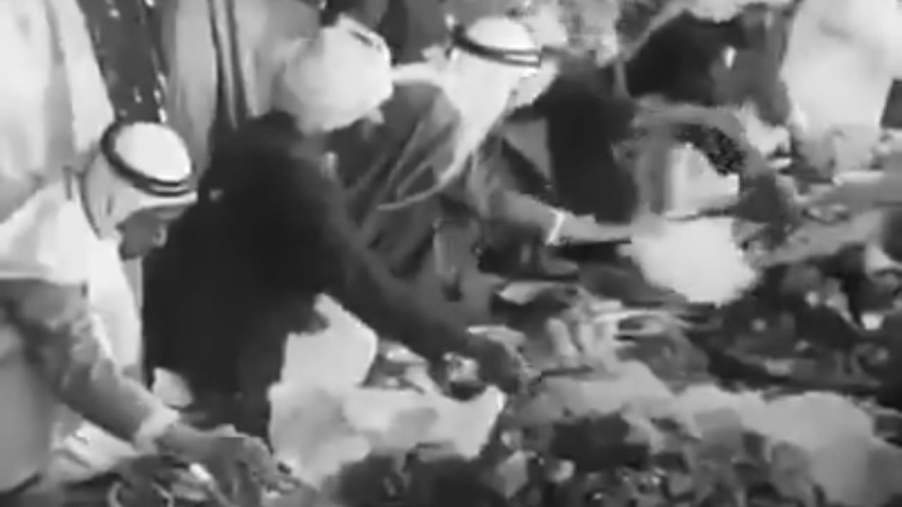 لقطات تاريخية للشيخ زايد في وليمة مع شيوخ الإمارات .. فيديو