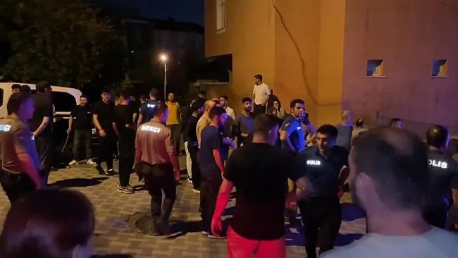 رجل يذبح زوجته بساطور في الشارع