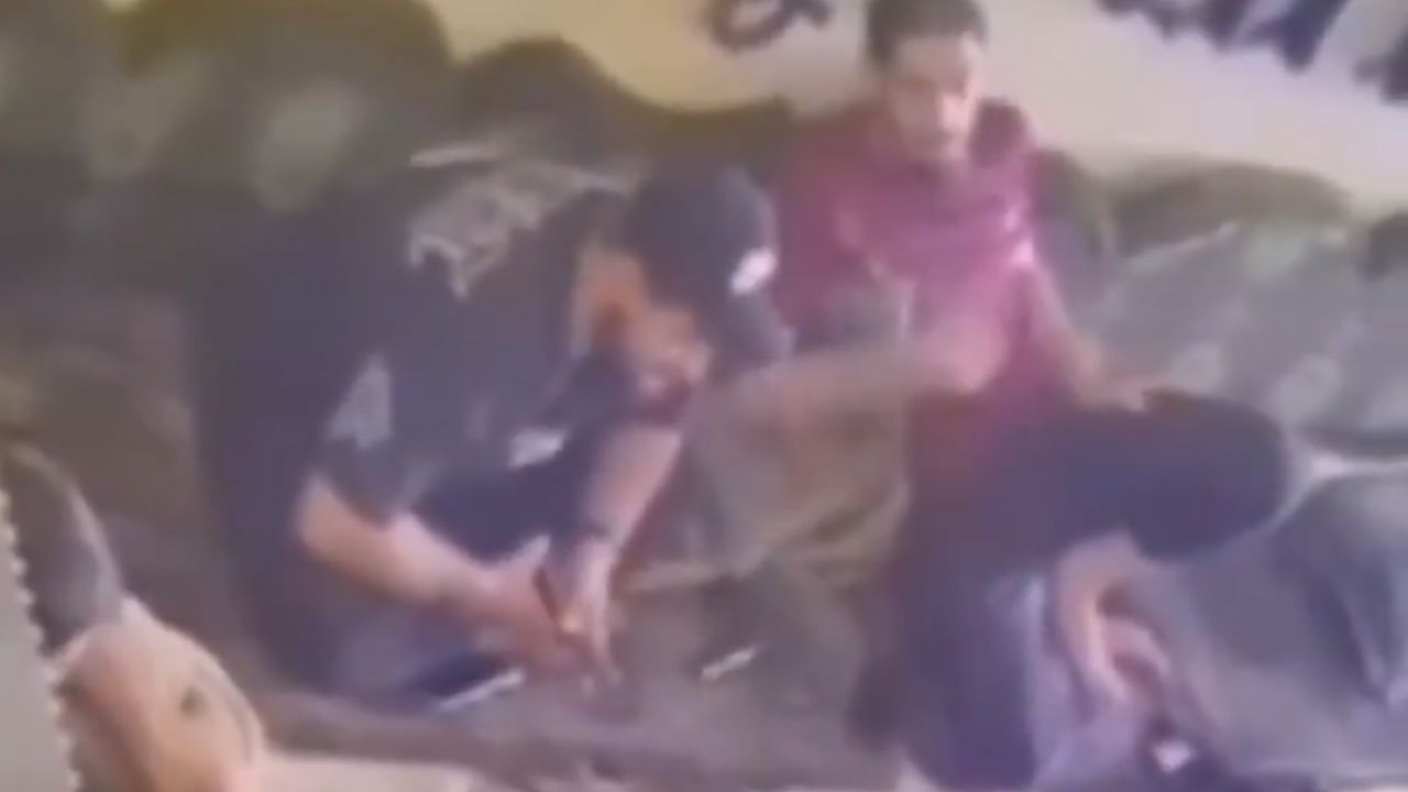 لحظة وفاة شاب سوري أطلق النار على نفسه بالخطأ..فيديو