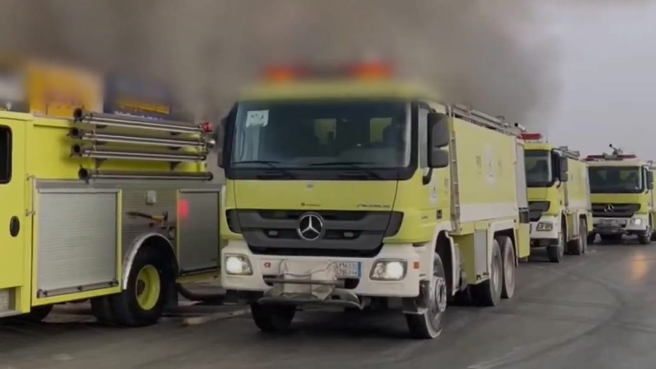 السيطرة على حريق بمحال تجارية في حي الرمال بالرياض   ..  فيديو