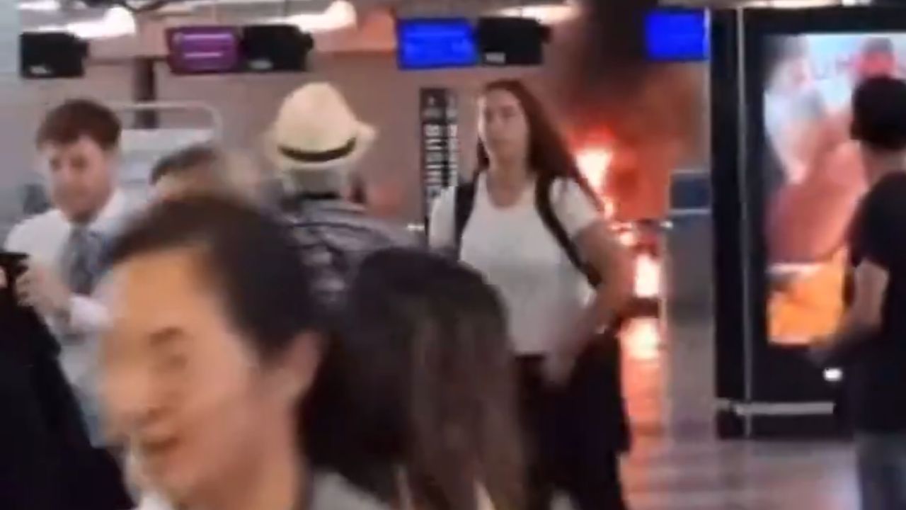 رجل يثير الذعر في مطار إيطالي وهروب الركاب ..فيديو