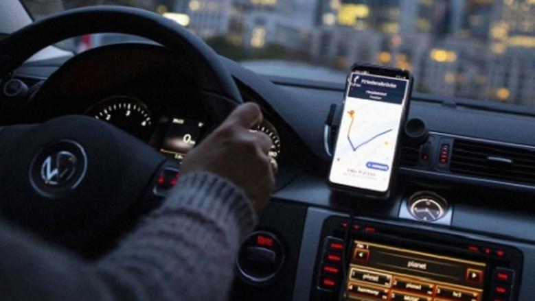 سائق يهاجم زميله بسكين بسبب خلاف على توصيل زبون