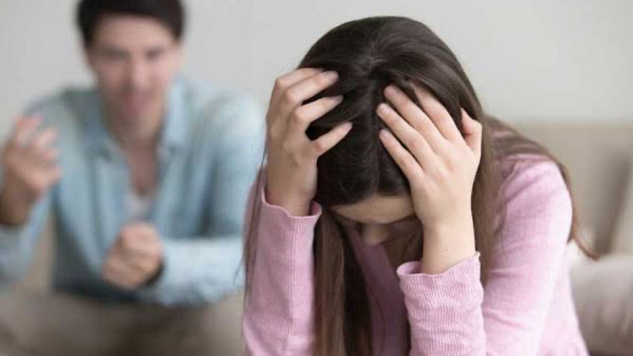 زوجة تطلب الخلع بسبب محادثات زوجها مع زميلته