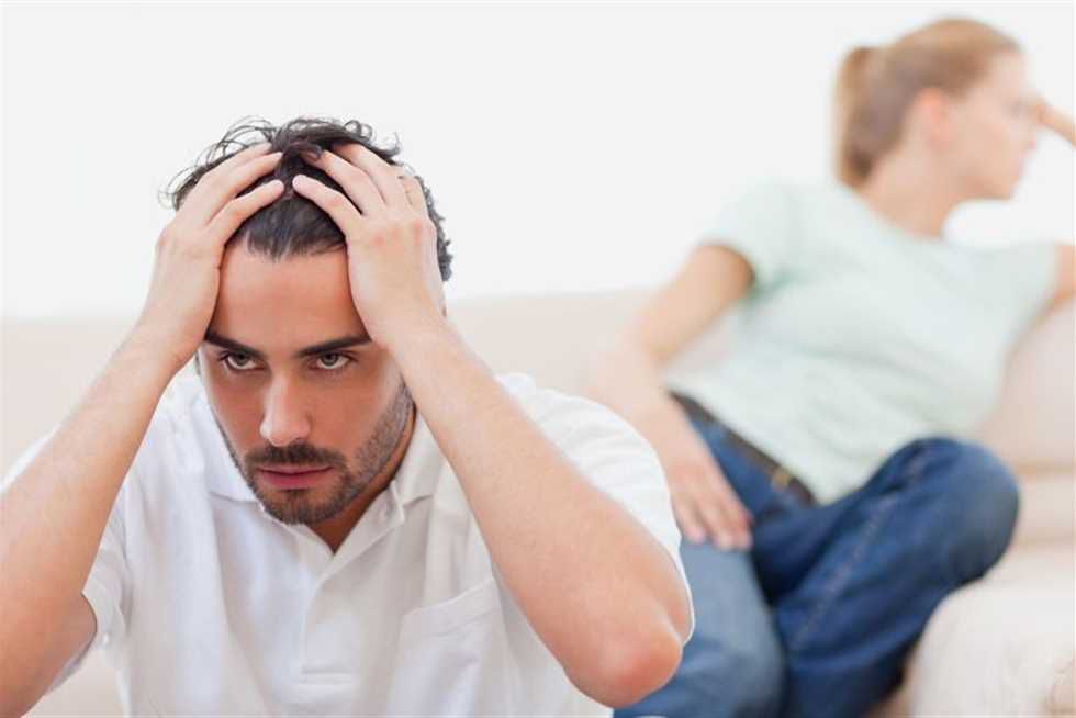 زوجة تطلب الخلع بسبب محادثات زوجها مع زميلته