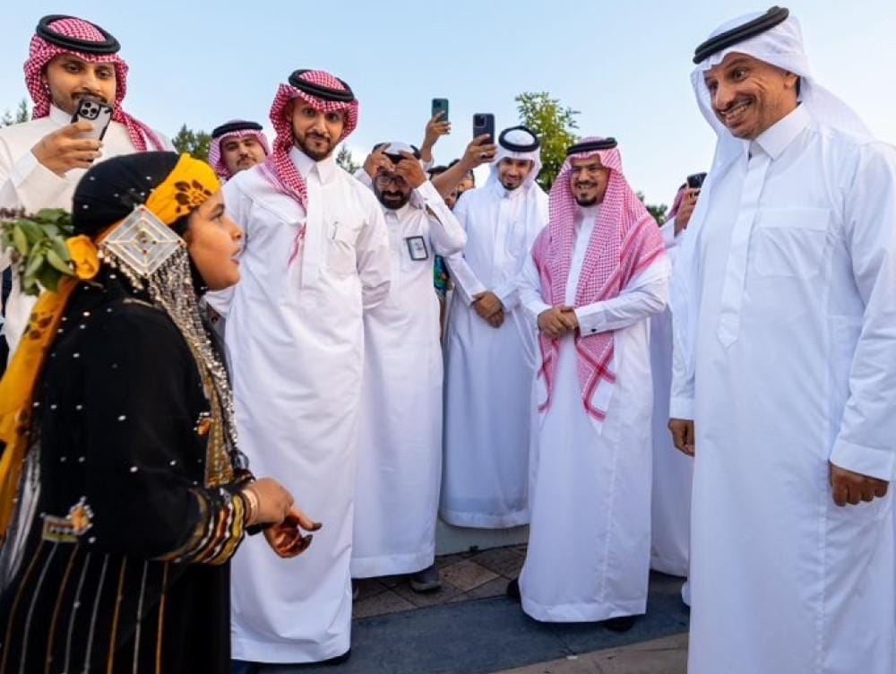 والد أصغر مرشدة: ندى شغوفة بالسياحة منذ طفولتها ومنحها الترخيص زادنا فخرا .. فيديو