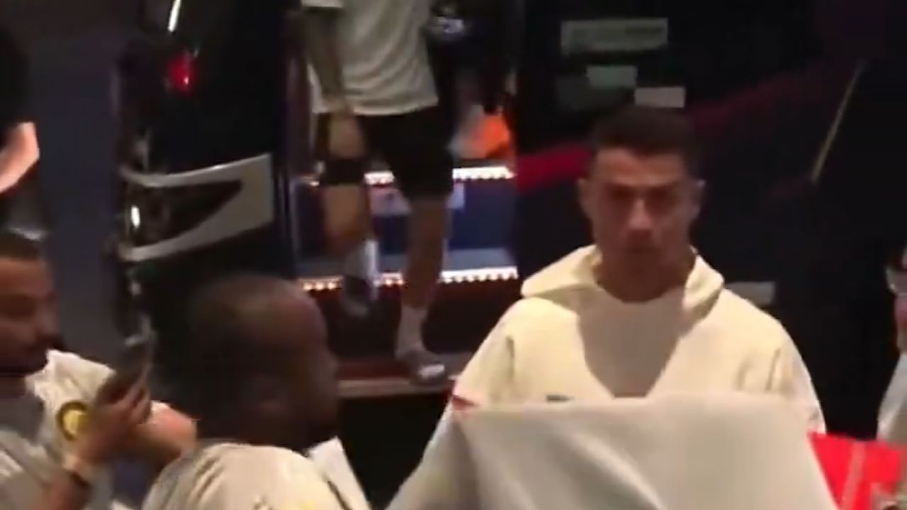 ردة فعل رونالدو تجاه مشجع رمى قميصه عليه .. فيديو