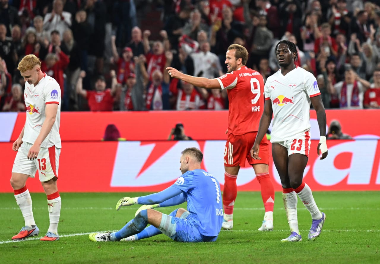 بايرن ميونخ يسحق لايبزيغ بسداسية في افتتاح البوندسليغا .. صور