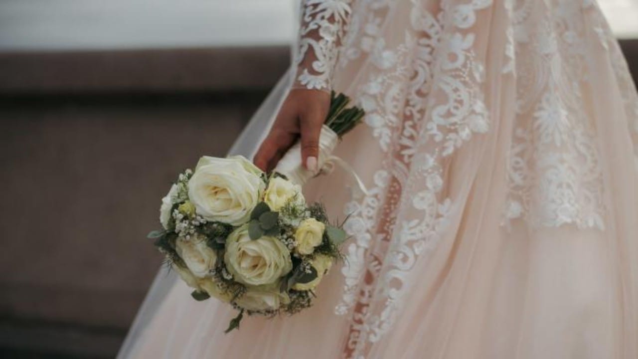 جلسة تجميل تجعل عروس تصارع خطر الموت