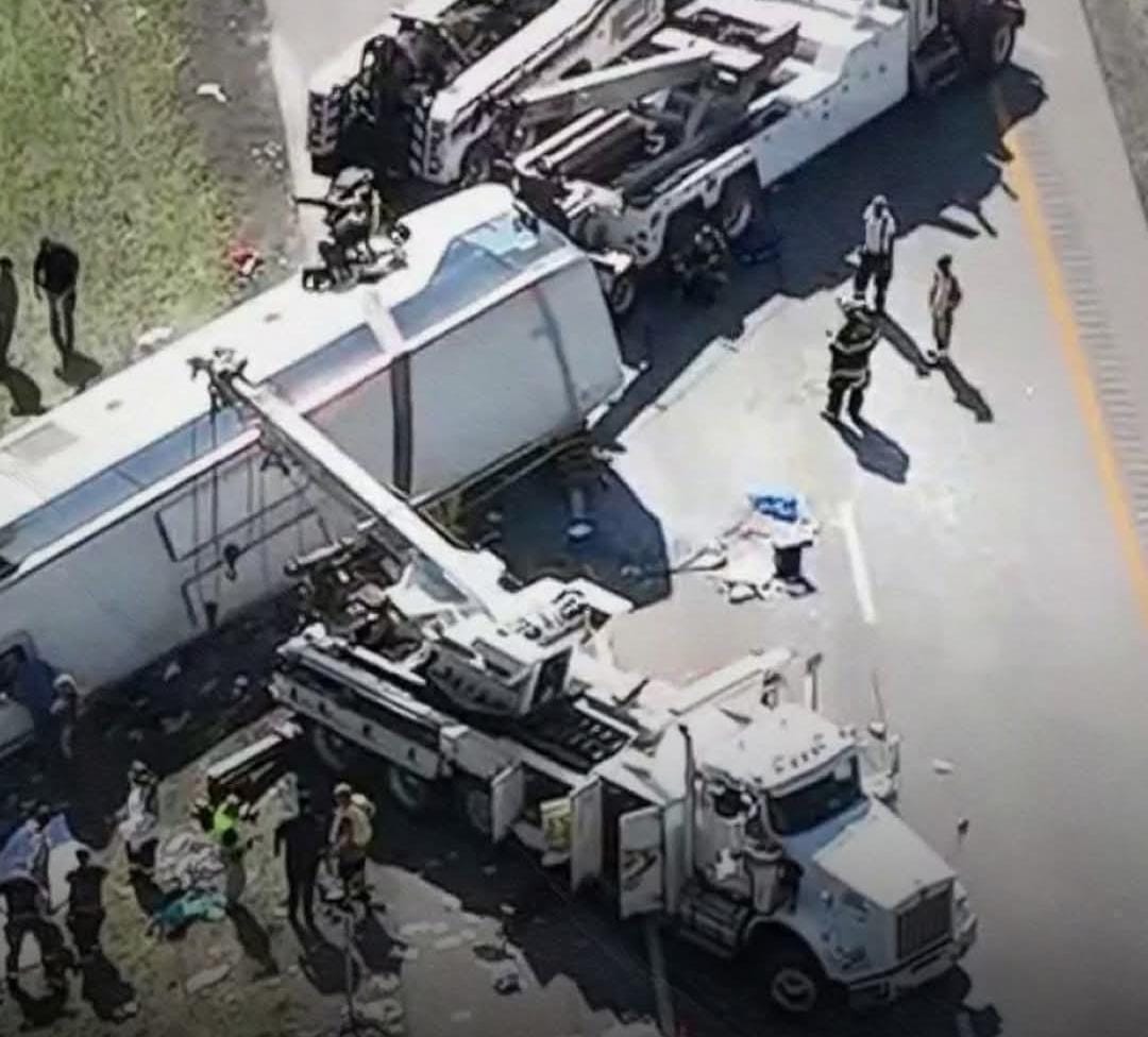 مصرع 5 أشخاص في حادث مروع لانقلاب شاحنة.. فيديو وصور